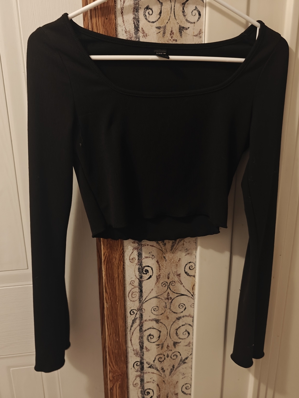 SHEIN Black Ribbed Long-Sleeve Square Neck Crop Top